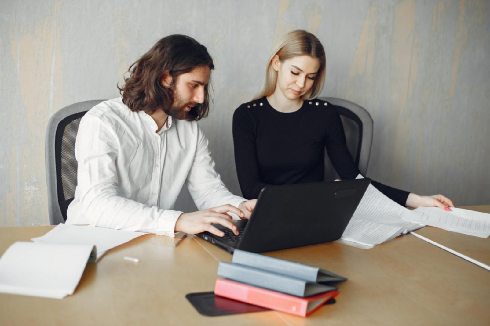 Meditazione serale vicino al ruscello
